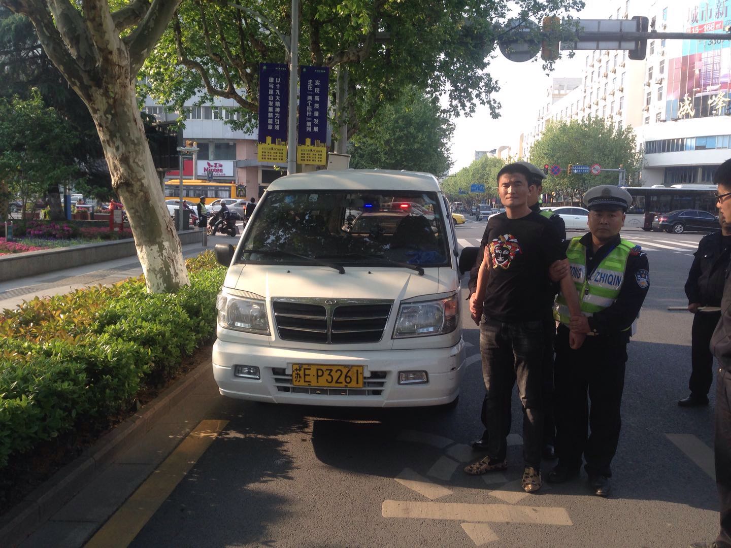 保安公司隊員見義勇為 成功協助交警抓獲犯罪嫌棄人.jpg