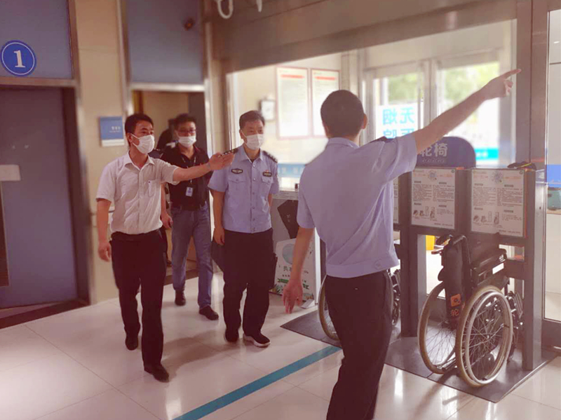 市治安大隊至昆山市保安服務(wù)有限公司中醫(yī)院駐點開展檢查工作 (3).jpg