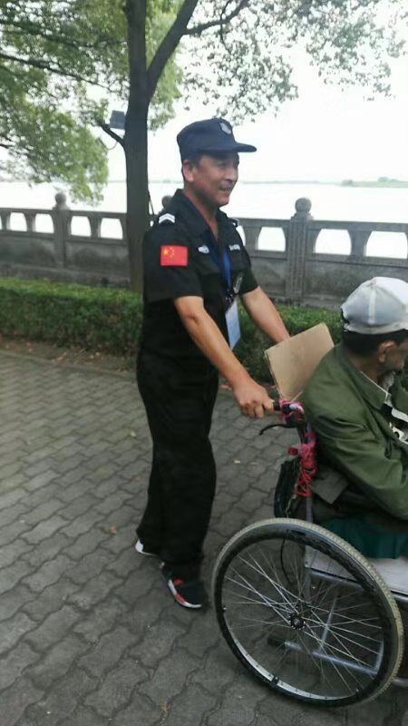 保安公司周莊景區(qū)安保隊(duì)員熱心助人暖人心.png